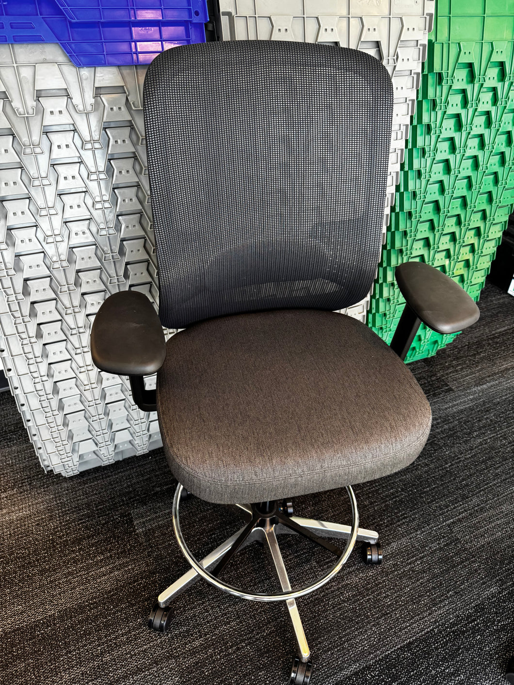 Used Teknion Projek Swivel Stool – Premium Task Seating